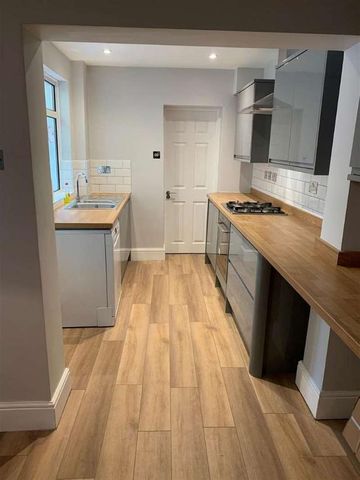 One Room In Student House Swan Road, Gloucester, GL1 - Photo 4