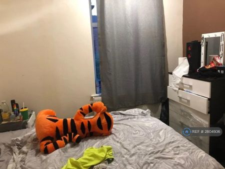 1 bedroom in a house share to rent - Photo 2