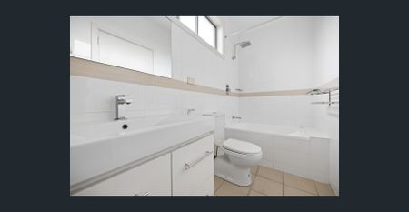 Low maintenance, Ideal location - Photo 5