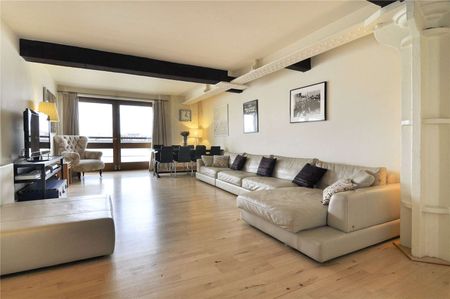A bright and exceptionally spacious two bedroom, river facing apartment, situated on the 1st floor of this fine warehouse conversion. - Photo 3