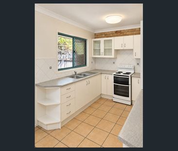 Comfortable 2-Bedroom Townhouse in Convenient Annerley Location - Photo 3