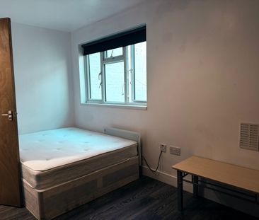 Compact size studio flat for single person - high road ilford - Photo 6