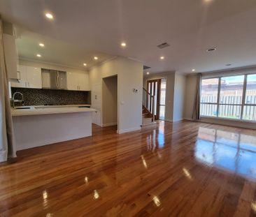 Luxurious Townhouse in Prime Location - Photo 3