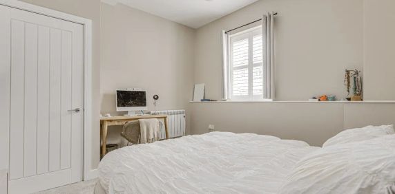 2 bedroom flat in London - Photo 2