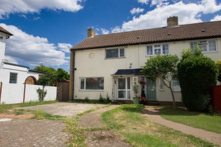 4 bedroom Semi-detached house to rent - Photo 3