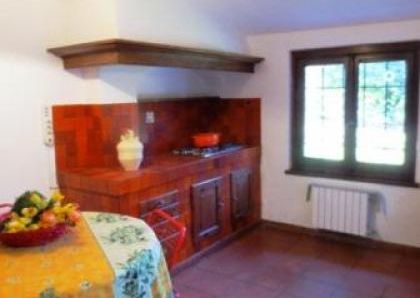 Villa-Giustiniana: 180sqm. Lovely, well-kept property with private garden. Entrance, living with fireplace, 3 bedrooms, 3 baths, terrace, parking. Secure, close to Train. REF. 1392