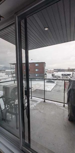 Beau 5 1/2, nouveau quartier, immeuble de 4 ans, Otterburn Park, pôle et store fournie, grande luminosité, immeuble tranquille, 2 stationnement - Photo 1