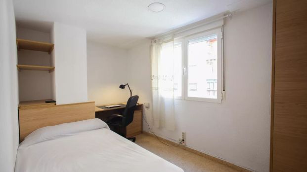 Room in a shared 5-bedroom apartment for rent in Ciutat Jardí - Photo 1