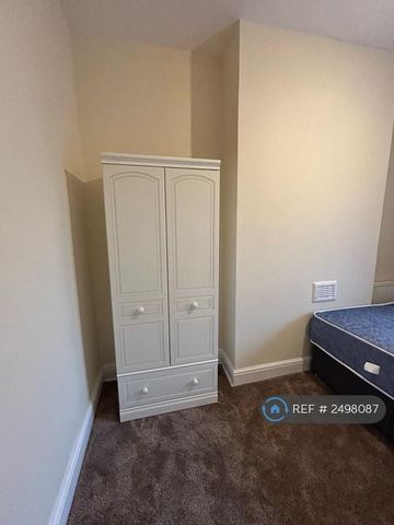 1 bedroom in a house share to rent - Photo 4