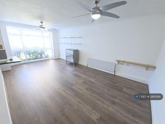 3 bedroom flat to rent - Photo 1