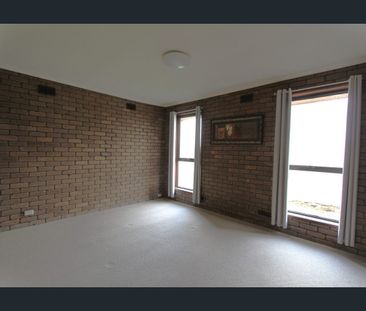 4-BEDROOM FAMILY HOME WITH GARAGE & SECURE YARD - Photo 4