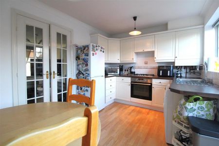 2 bedroom semi-detached house to rent - Photo 5