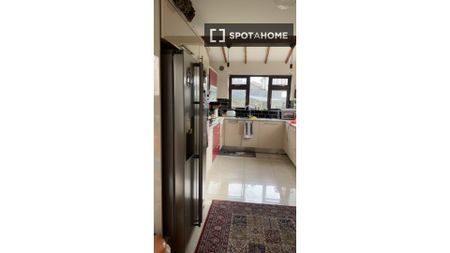 Room for rent in 4-bedroom house in Naas - Photo 3