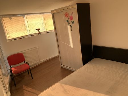 Închiriez garsonieră, București, sector 2, Pantelimon, mobilat / utilat, decomandat, mp, etaj 3 - Fotografie 3