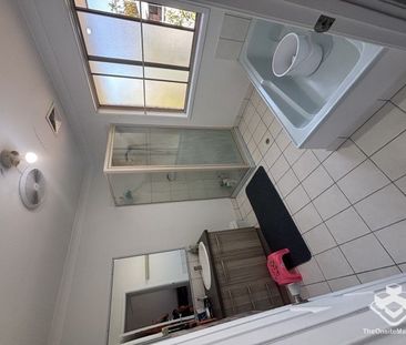 GREAT LOCATION AIR CONDITIONED TOWNHOUSE - Photo 4