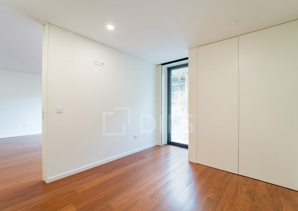 Apartamento T1 com varanda - Novo - Casa da Musica - Rotunda Boavista