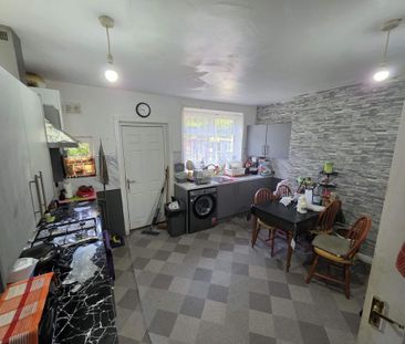 4 bedroom semi-detached house to rent - Photo 5