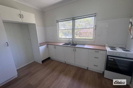 Rural home in the heart of town - Photo 4