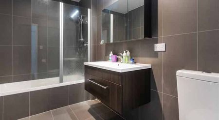 4 bed 2 bath townhouse - Photo 5