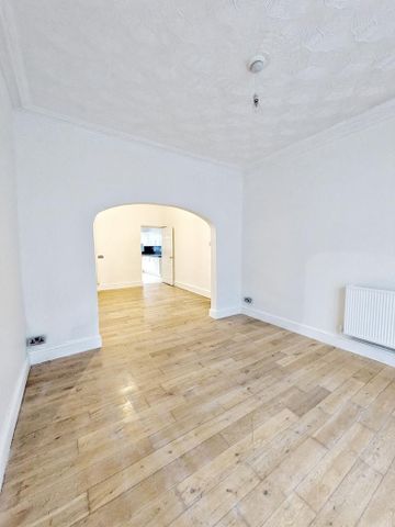 3 bedroom end of terrace house to rent - Photo 4