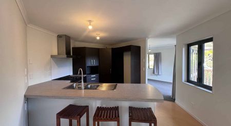 4 Bedrooms Stokes Valley - Photo 3