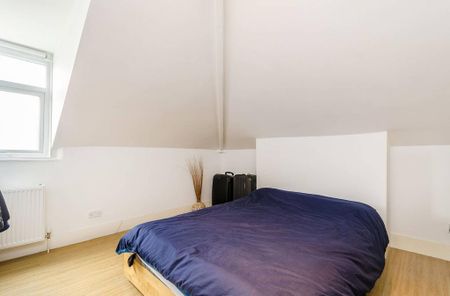 3 bedroom flat to rent - Photo 4