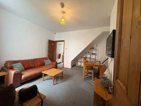 1 bedroom in a house share to rent - Photo 2