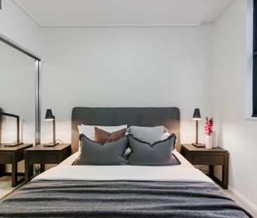 Chic and Contemporary One Bedroom &plus; Study - Photo 3