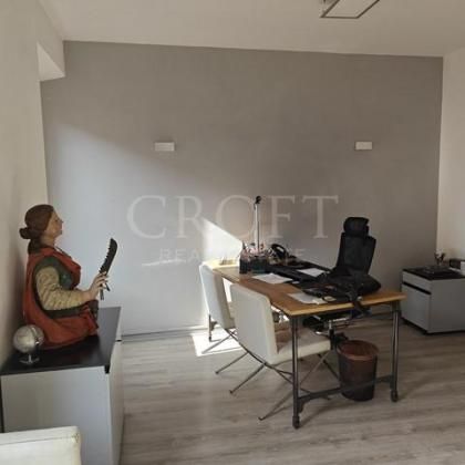 Piazza di Spagna-Terrace: Bright, renovated 1 bedroom, 1 bath flat. Living room, spacious bedroom, walk in closet. Parquet floors, air conditioning, bright, silent, near shops, services and transport on quiet street. Ref 284 - Photo 4