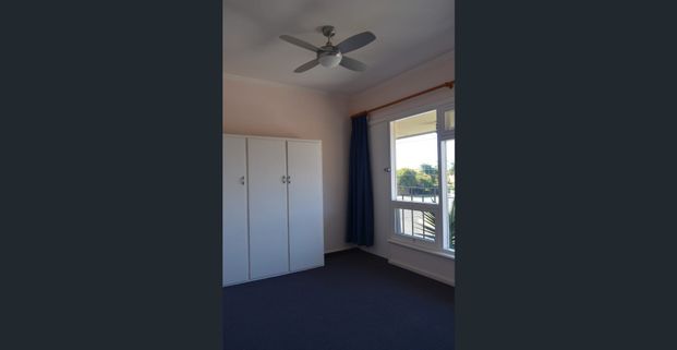 Great location 2 bedroom upstairs unit - Photo 1