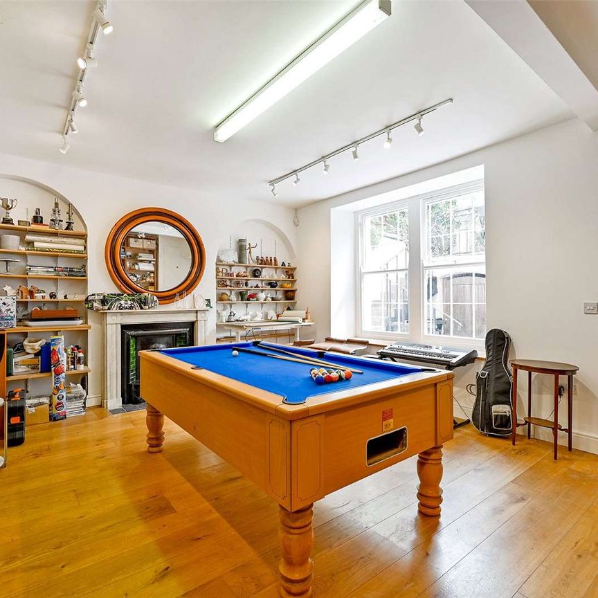 An Exclusive Opportunity to Rent a Prestigious 5-Bedroom Townhouse in Clifton. - Photo 1