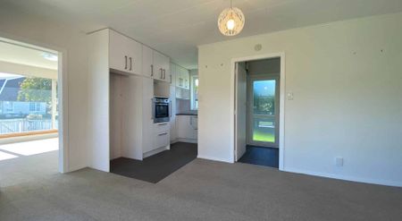 HAREWOOD - 3 BEDROOMS, 1 BATHROOM, HEATPUMP, DOUBLE GARAGE - Photo 5