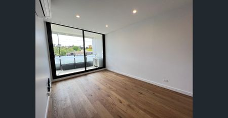 Luxury Living - 2 Bedroom Apartment with second bathroom and study. - Photo 4