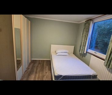 Room in a Shared House, Silver Street, N18 - Photo 1