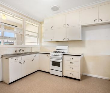 Neat, Comfortable & Conveniently Located - Photo 3