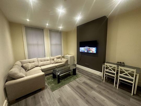 8 bedroom terraced house to rent - Photo 1