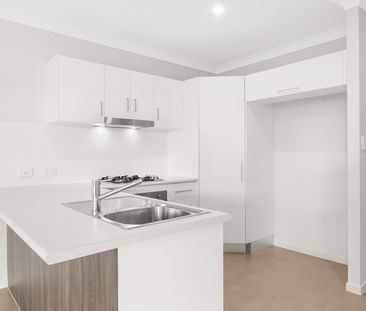 SPACIOUS DUPLEX IN THE HEART OF SMITHFIELD VILLAGE - Photo 3