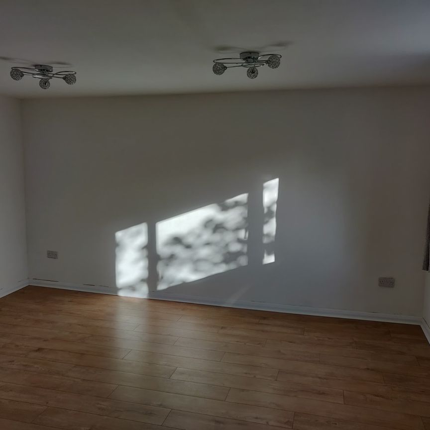 4 Bed Maisonette, Comleypark Street, G31 - Photo 1