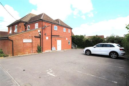 1 Bedroom Flat / Apartment - Winchester Road, Bishops Waltham - Photo 2