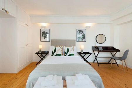 3 bedroom flat in Charing Cross - Photo 2