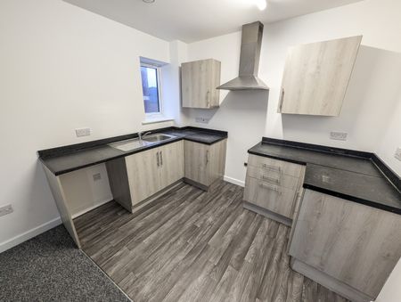 2 bedroom Flat To Let - Photo 3