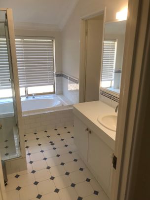 Kensington - Photo 1