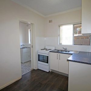 Neat & tidy ground floor 2 bedroom unit - Photo 2