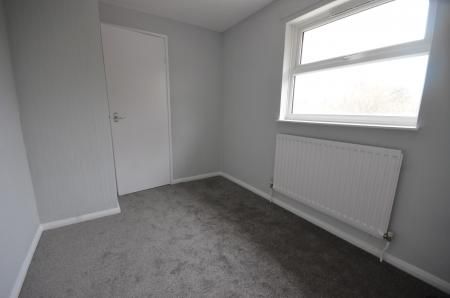 3 bedroom Semi-detached house To Let - Photo 5