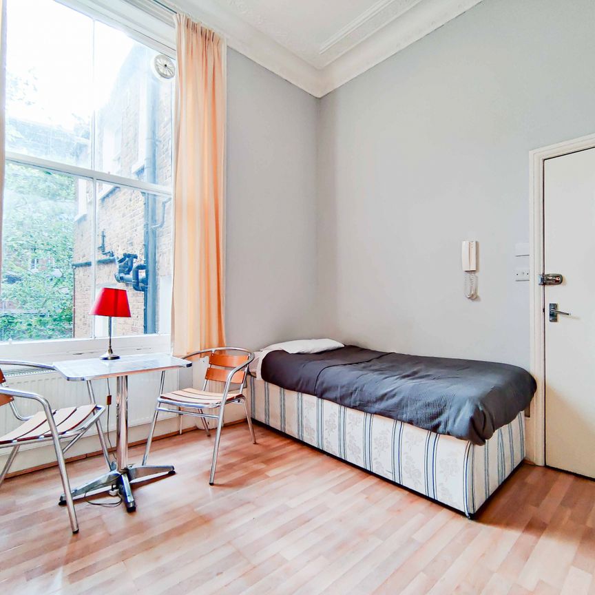 A studio apartment situated within a beautiful period building in the heart of Kensington, W8 - Photo 1