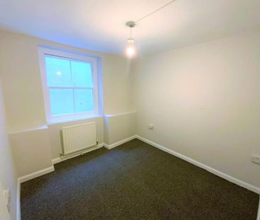 3 bedroom flat to rent - Photo 4