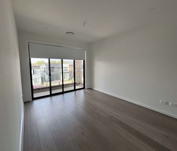 Brand New Luxury Living&excl; - Photo 4