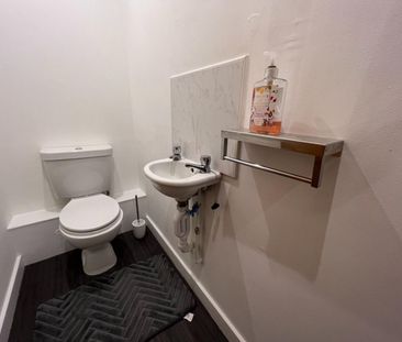 2 bedroom Flat To Let - Photo 5