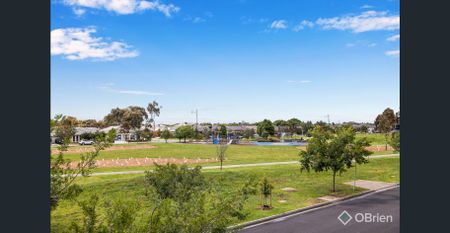 CENTRALLY LOCATED MODERN RESIDENCE - Photo 3