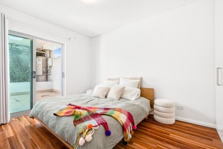 Quality townhouse capturing water and city views - Photo 3